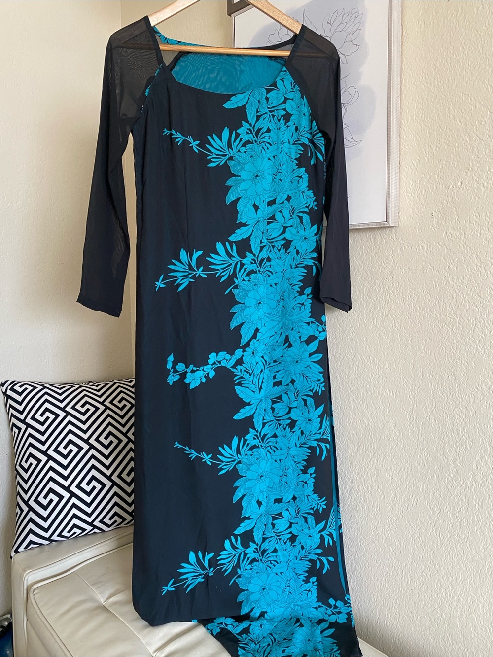 Traditional Vietnamese Áo Dài Long Tunic Dress